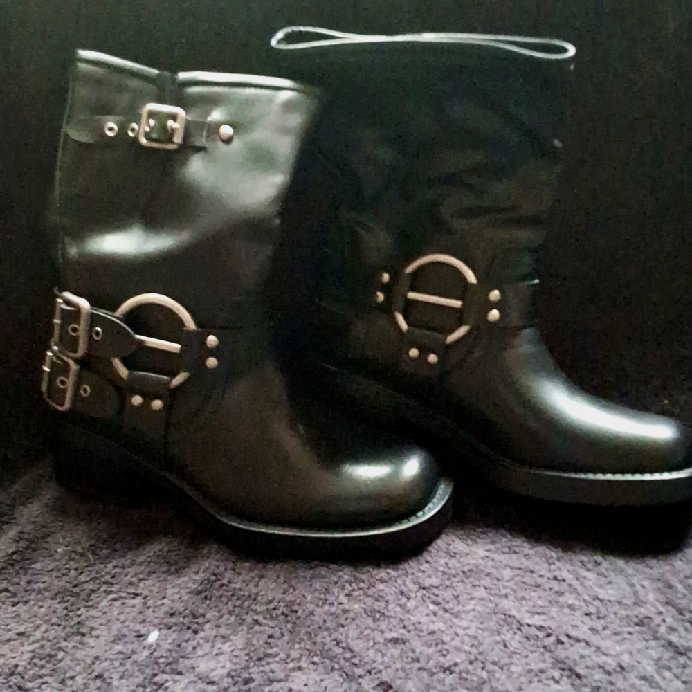 I am selling a brand new pair of Moto boots with original box and protective bag
